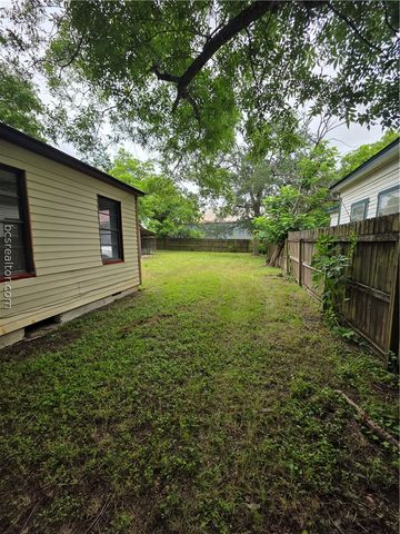 206 Gibbs Street, Navasota, TX 77868
