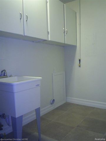 10701 Albany Street, Oak Park, MI 48237