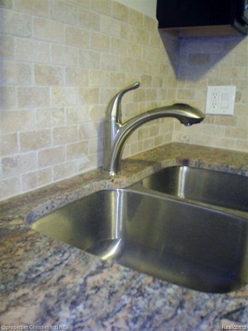 10701 Albany Street, Oak Park, MI 48237