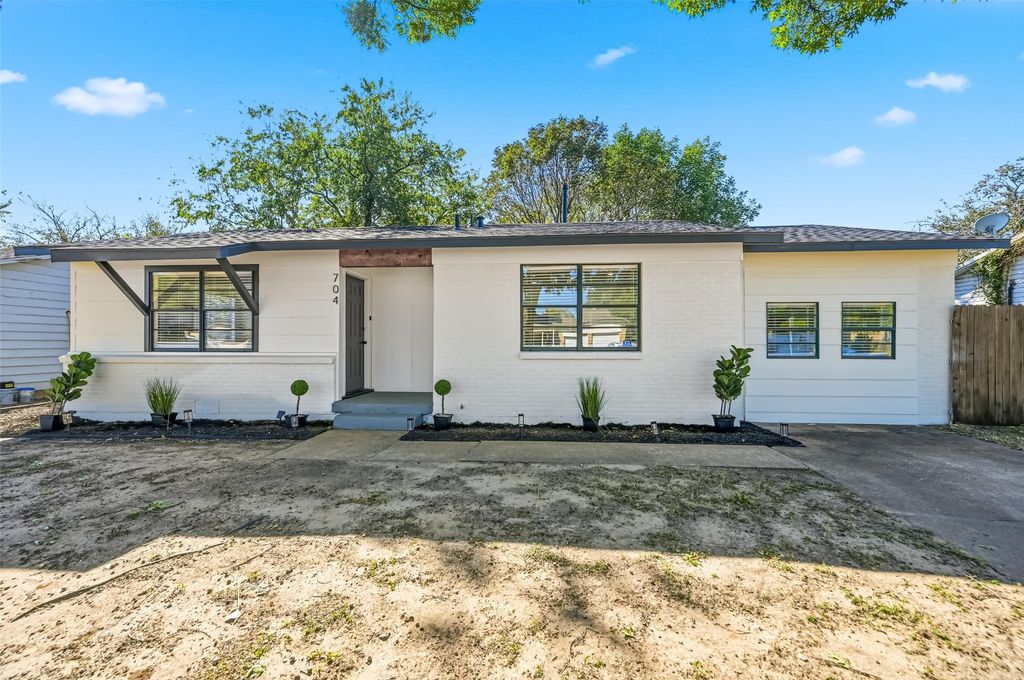 704 Tanglewood Drive, Hurst, TX 76053