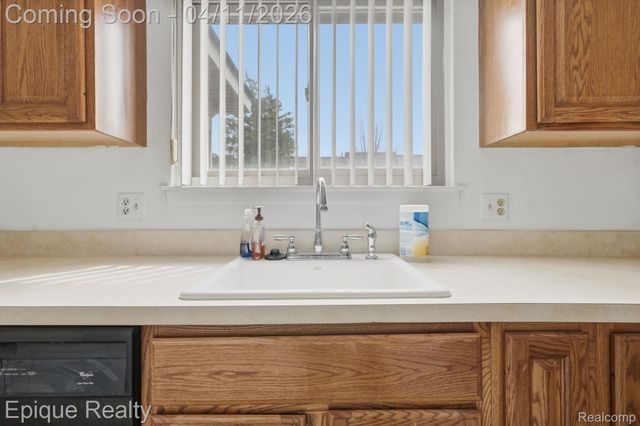 3895 Old Creek Road, Troy, MI 48084