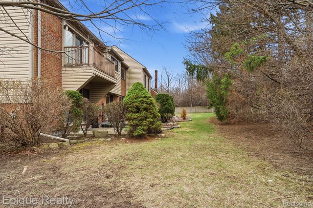 3895 Old Creek Road, Troy, MI 48084