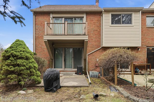 3895 Old Creek Road, Troy, MI 48084