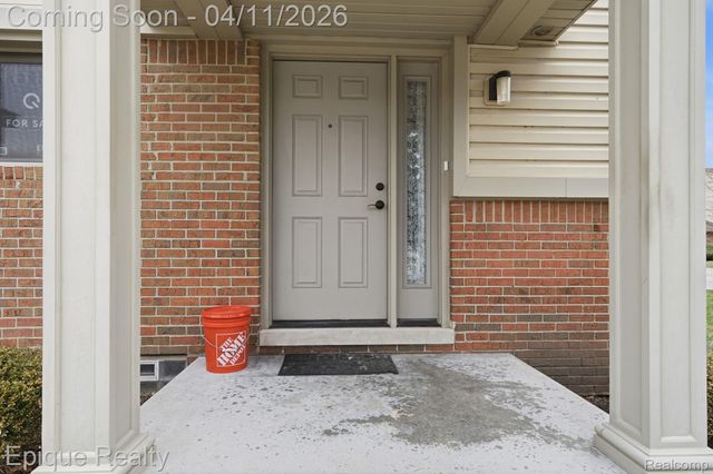 3895 Old Creek Road, Troy, MI 48084