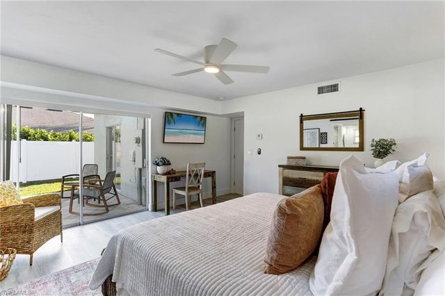 10842 Vanderbilt DR, Naples, FL 34108