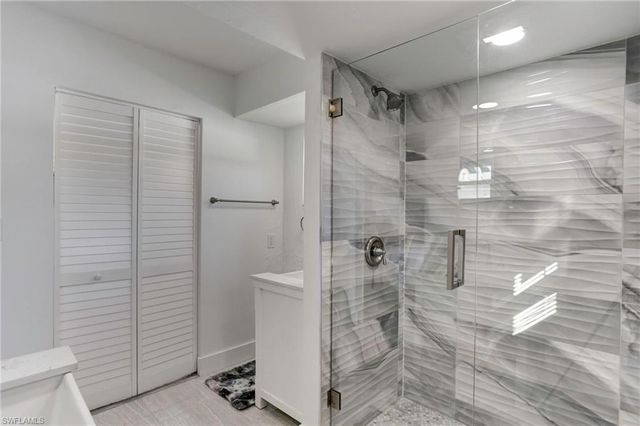 10842 Vanderbilt DR, Naples, FL 34108