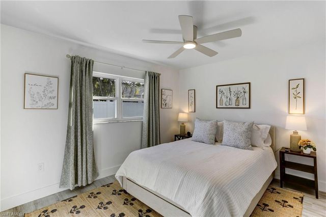 10842 Vanderbilt DR, Naples, FL 34108