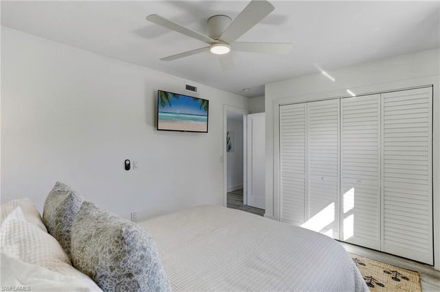 10842 Vanderbilt DR, Naples, FL 34108