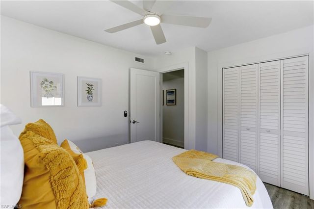 10842 Vanderbilt DR, Naples, FL 34108