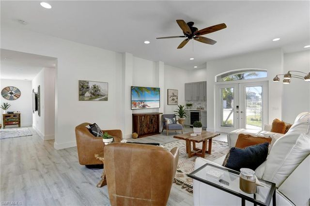 10842 Vanderbilt DR, Naples, FL 34108