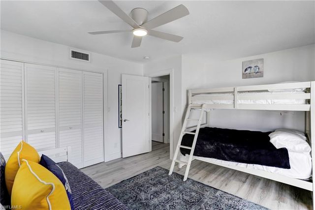 10842 Vanderbilt DR, Naples, FL 34108