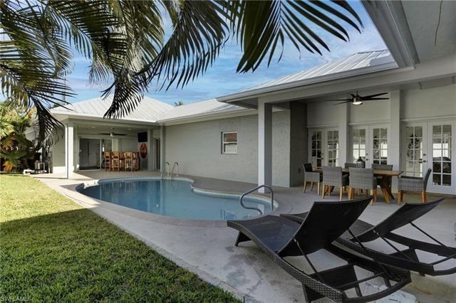 10842 Vanderbilt DR, Naples, FL 34108