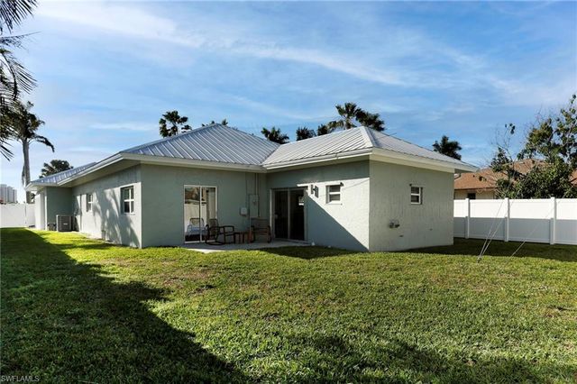 10842 Vanderbilt DR, Naples, FL 34108
