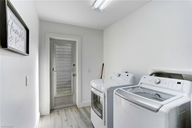 10842 Vanderbilt DR, Naples, FL 34108