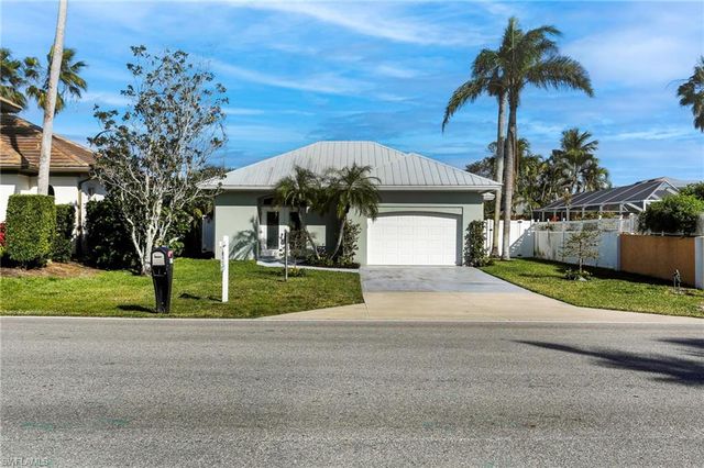 10842 Vanderbilt DR, Naples, FL 34108