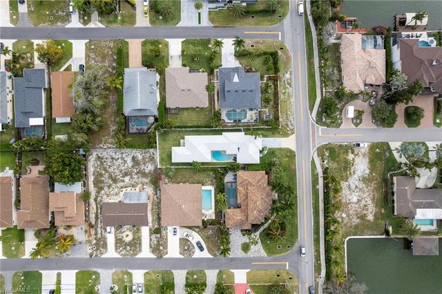 10842 Vanderbilt DR, Naples, FL 34108