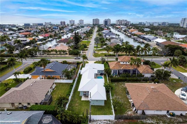 10842 Vanderbilt DR, Naples, FL 34108