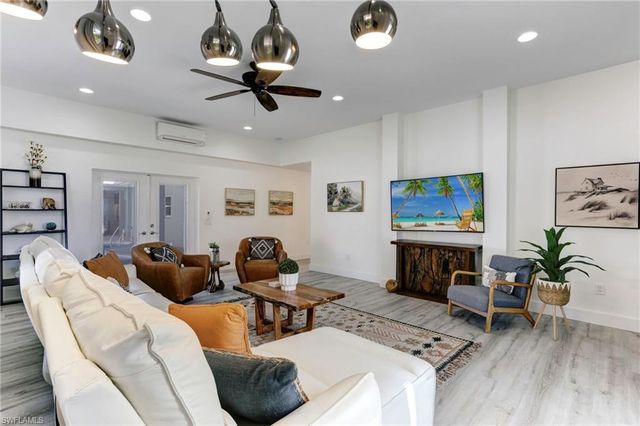 10842 Vanderbilt DR, Naples, FL 34108