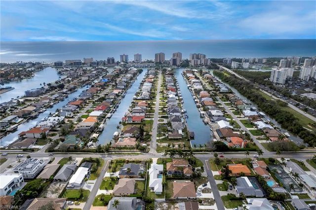 10842 Vanderbilt DR, Naples, FL 34108