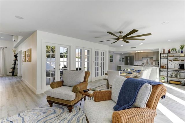 10842 Vanderbilt DR, Naples, FL 34108