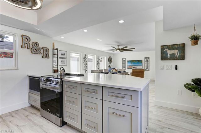 10842 Vanderbilt DR, Naples, FL 34108
