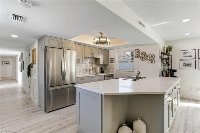 10842 Vanderbilt DR, Naples, FL 34108