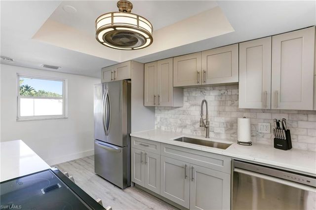 10842 Vanderbilt DR, Naples, FL 34108