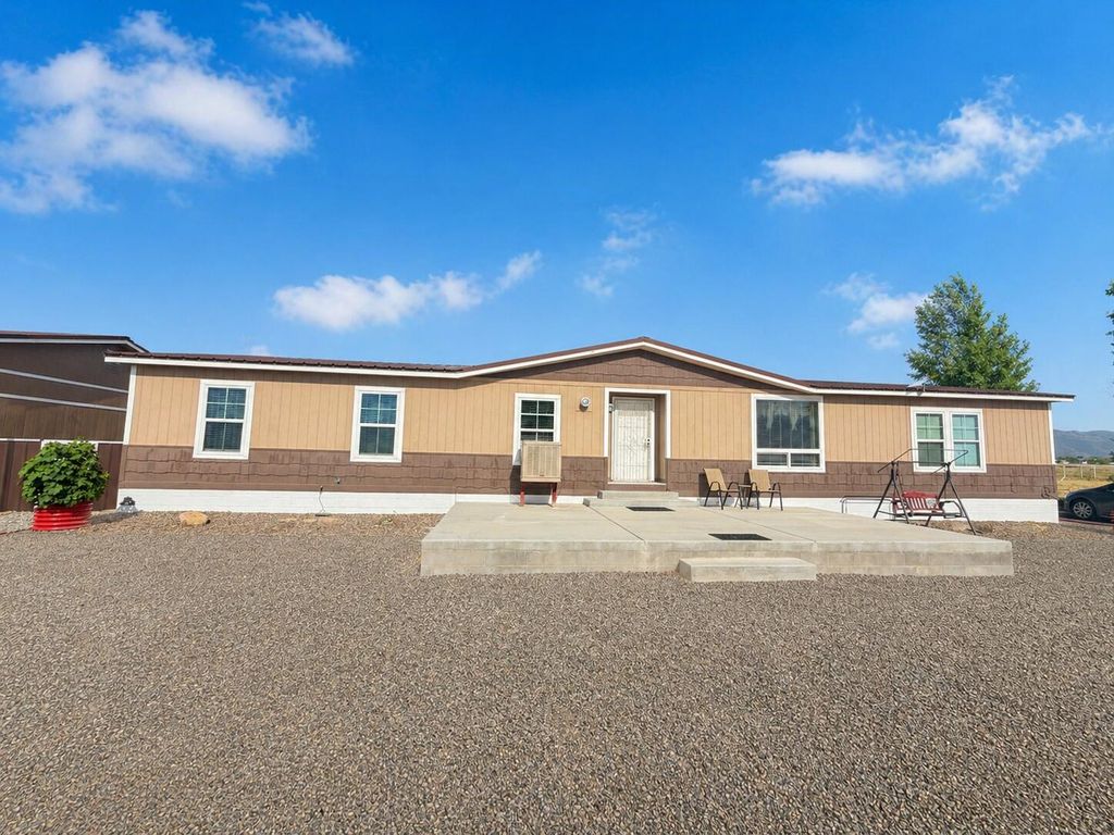 145 Manzano View Road, Los Lunas, NM 87031
