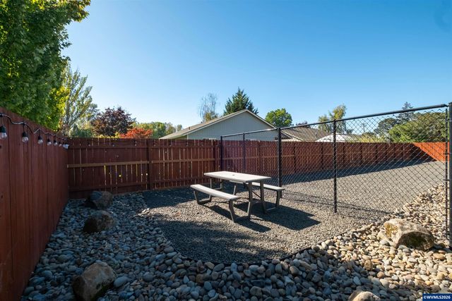 542 Ashley Ct, Jefferson, OR 97352