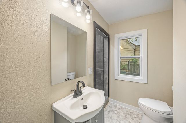 2811 1st Street, Des Moines, IA 50313