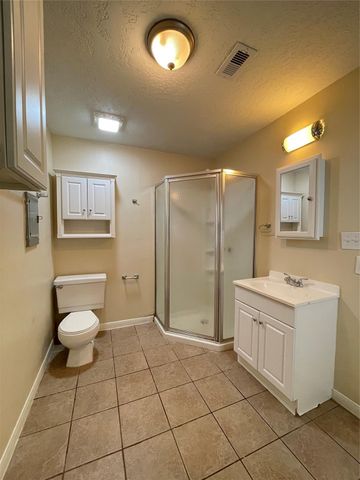 140 Laurel Street, Lake Jackson, TX 77566