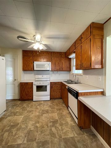 140 Laurel Street, Lake Jackson, TX 77566