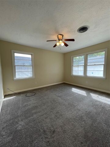 140 Laurel Street, Lake Jackson, TX 77566