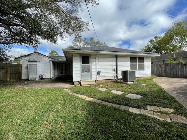 140 Laurel Street, Lake Jackson, TX 77566