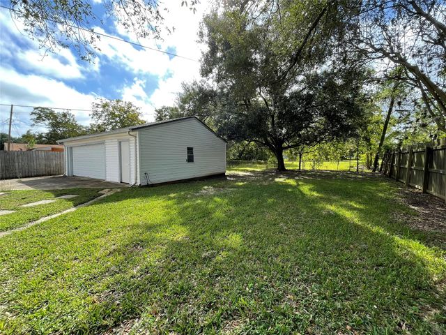 140 Laurel Street, Lake Jackson, TX 77566