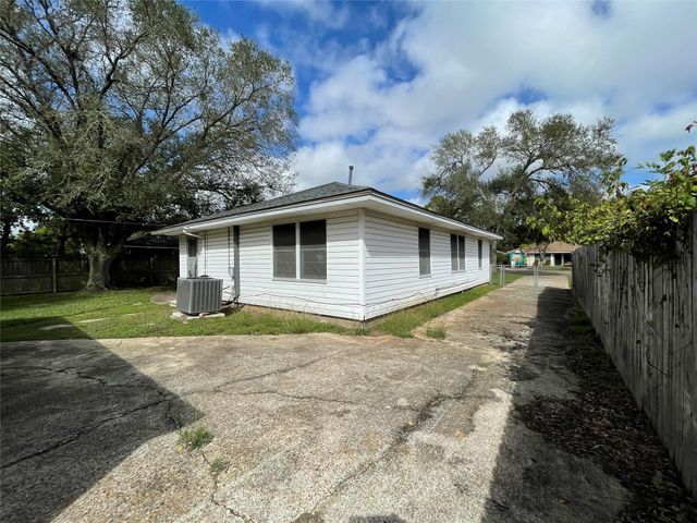 140 Laurel Street, Lake Jackson, TX 77566