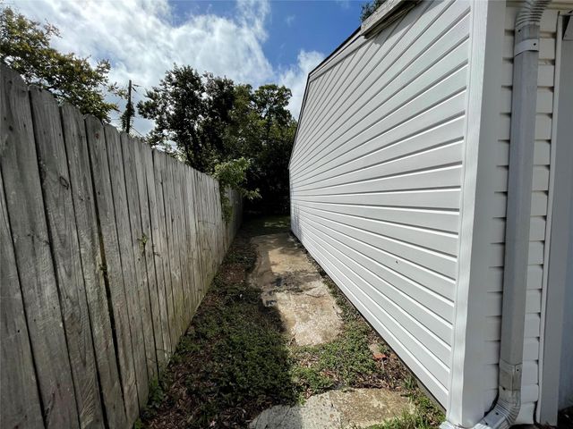 140 Laurel Street, Lake Jackson, TX 77566