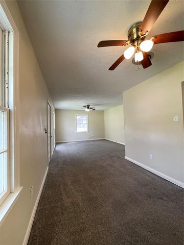 140 Laurel Street, Lake Jackson, TX 77566