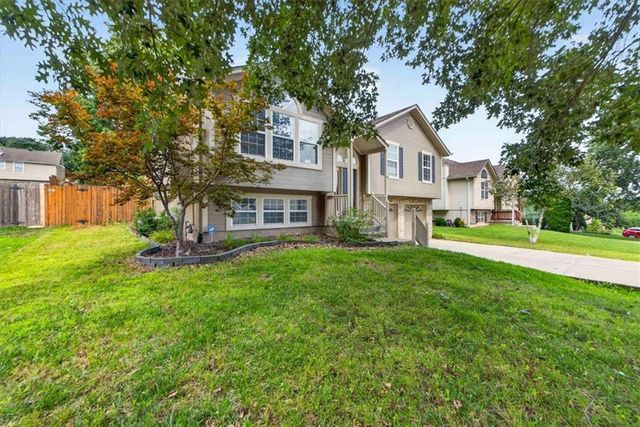524 NE Topaz Drive, Lee's Summit, MO 64086