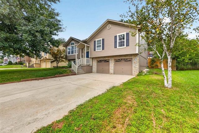 524 NE Topaz Drive, Lee's Summit, MO 64086