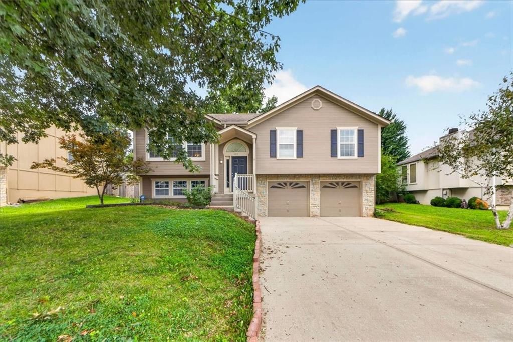524 NE Topaz Drive, Lee's Summit, MO 64086