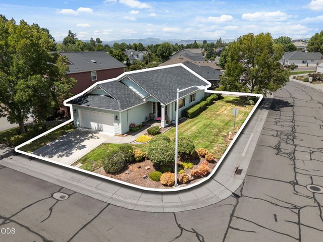 2783 Parkwood Village Lane, Central Point, OR 97502