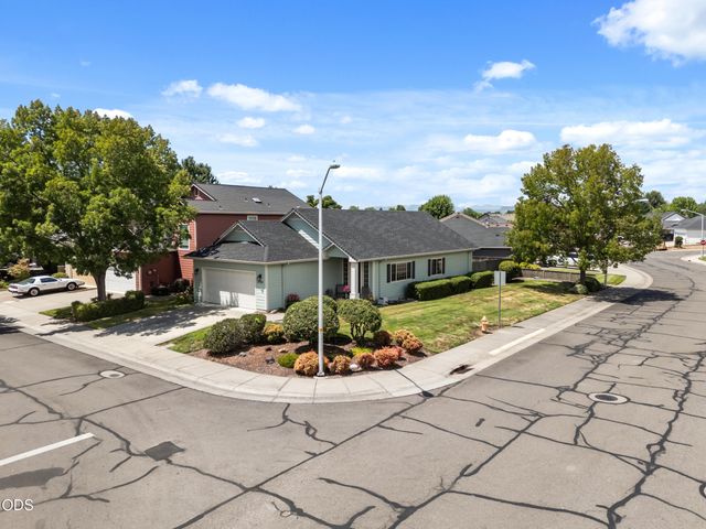 2783 Parkwood Village Lane, Central Point, OR 97502