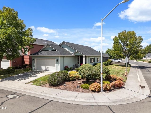2783 Parkwood Village Lane, Central Point, OR 97502