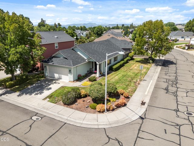 2783 Parkwood Village Lane, Central Point, OR 97502