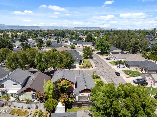 2783 Parkwood Village Lane, Central Point, OR 97502