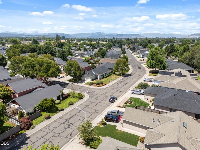 2783 Parkwood Village Lane, Central Point, OR 97502