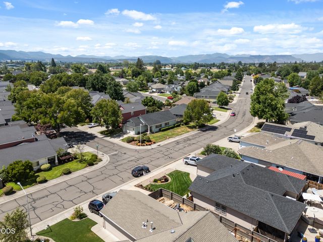 2783 Parkwood Village Lane, Central Point, OR 97502