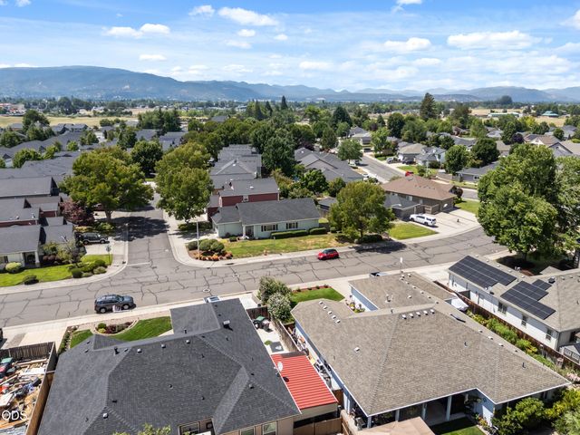 2783 Parkwood Village Lane, Central Point, OR 97502