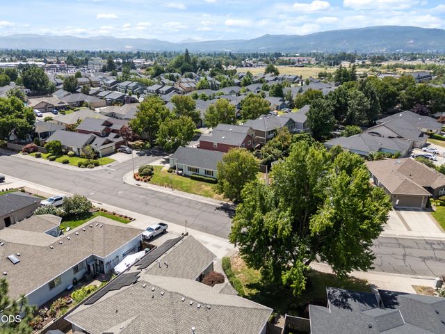 2783 Parkwood Village Lane, Central Point, OR 97502
